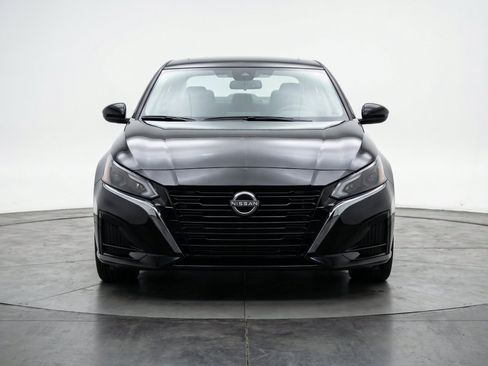 Used 2025 Nissan Altima 2.5 SV FWD image 2