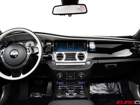 Used 2018 Rolls-Royce Dawn RWD image 28
