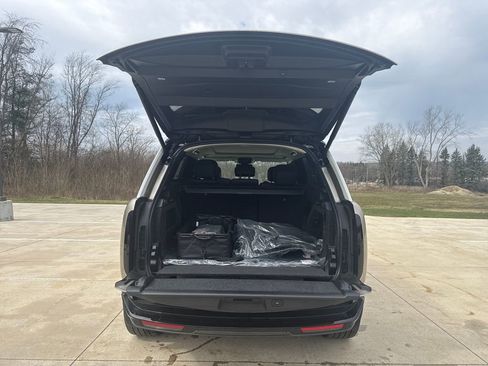 New 2026 Land Rover Range Rover Long Wheelbase SE image 9