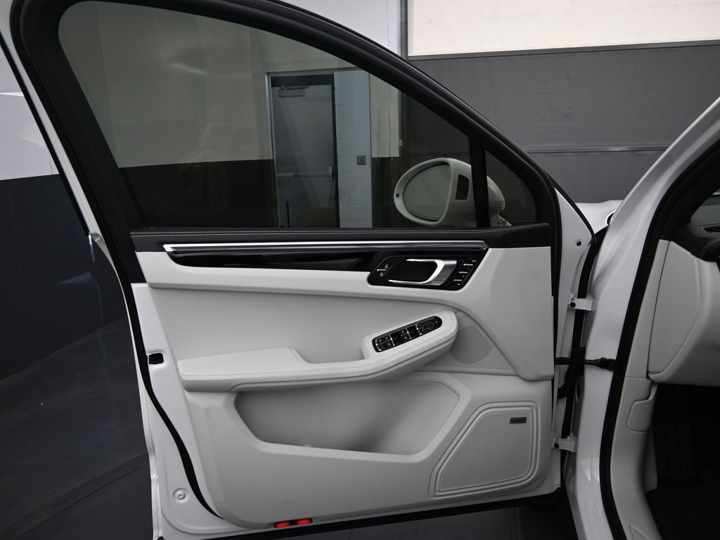 Certified 2025 Porsche Macan AWD/4WD image 7