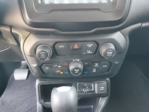 Used 2021 Jeep Renegade Latitude FWD image 28