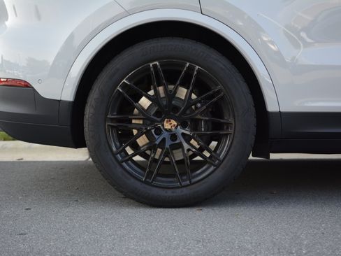 Used 2025 Porsche Cayenne Coupe AWD/4WD image 39