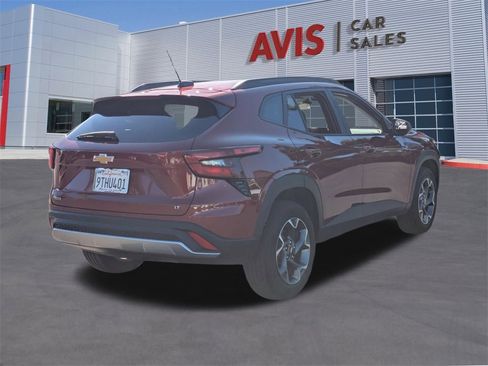 Used 2025 Chevrolet Trax LT w/ LT Convenience Package image 6