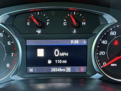 Used 2023 GMC Acadia SLT w/ Preferred Package image 3