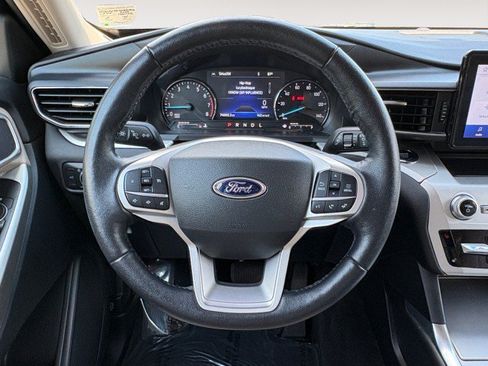 Used 2022 Ford Explorer XLT w/ Equipment Group 202A AWD/4WD image 12
