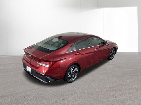 Used 2024 Hyundai Elantra SEL w/ Convenience Package image 40