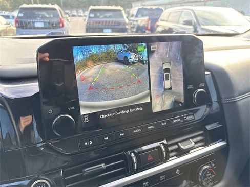 Used 2024 Nissan Pathfinder Platinum image 33