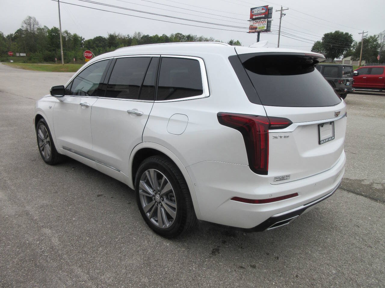 Used 2025 Cadillac XT6 Premium Luxury w/ Platinum Package FWD image 4