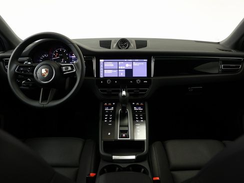 Certified 2025 Porsche Macan image 28