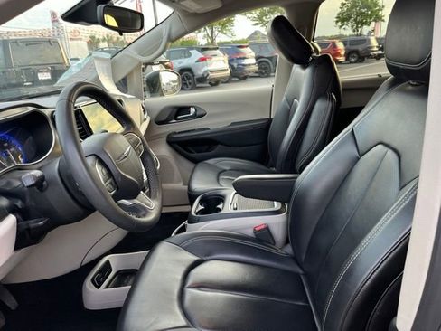 Used 2023 Chrysler Pacifica Touring-L FWD image 7
