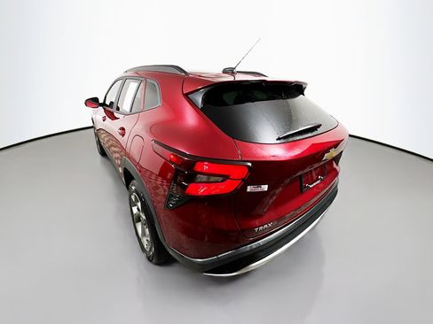 Used 2025 Chevrolet Trax LT w/ LT Convenience Package image 8