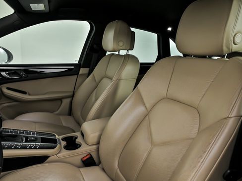 Used 2021 Porsche Macan image 22