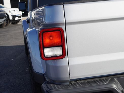 Used 2022 Jeep Gladiator Willys image 8