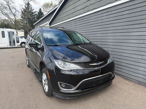 Used 2020 Chrysler Pacifica Touring-L w/ Tire & Wheel Group FWD image 4