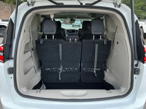 Used 2024 Chrysler Pacifica Touring-L FWD image 29