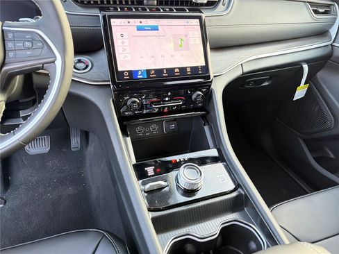 New 2025 Jeep Grand Cherokee Limited w/ Black Appearance Package image 30