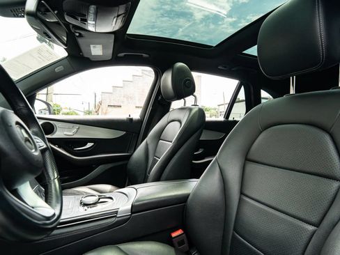 Used 2019 Mercedes-Benz GLC 300 4MATIC w/ Premium Package image 32