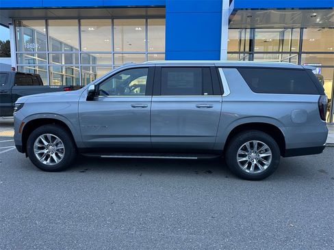 New 2026 Chevrolet Suburban Premier image 2