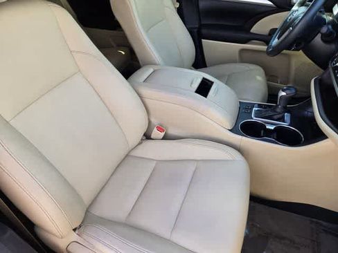 Used 2016 Toyota Highlander XLE FWD image 14