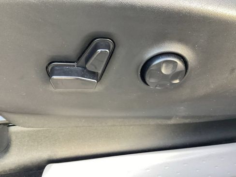 Used 2023 Chrysler Pacifica Touring-L FWD image 17