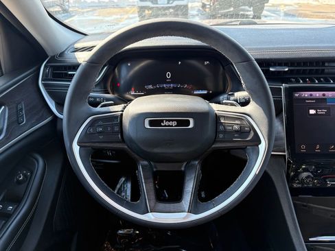 Used 2023 Jeep Grand Cherokee Limited image 23