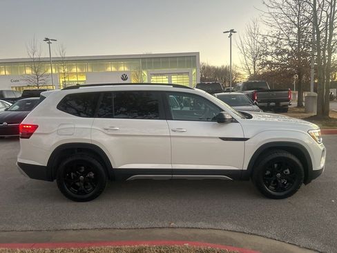 New 2026 Volkswagen Atlas Peak Edition image 2