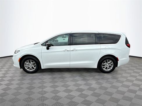New 2026 Chrysler Pacifica Select image 8