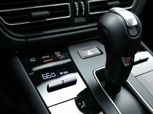 Certified 2025 Porsche Macan image 22