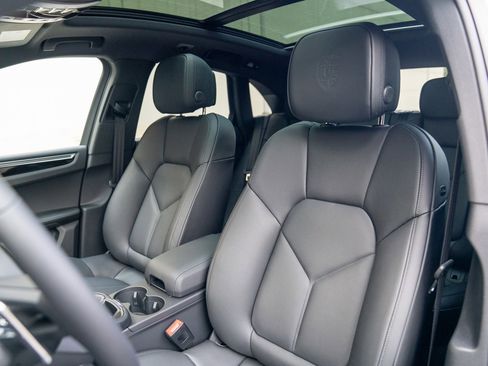 Certified 2025 Porsche Macan image 5