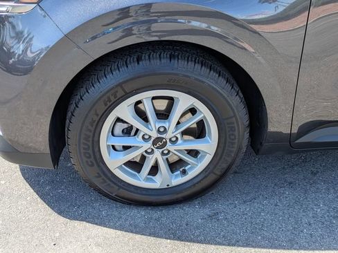Used 2024 Kia Carnival LX FWD image 9