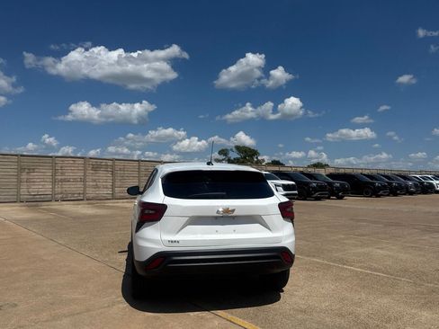 Used 2025 Chevrolet Trax LS FWD image 18