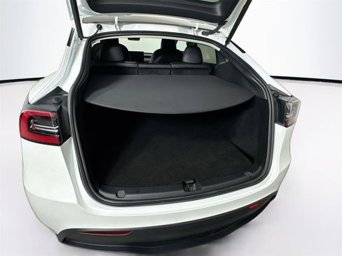 Used 2023 Tesla Model Y Long Range image 22