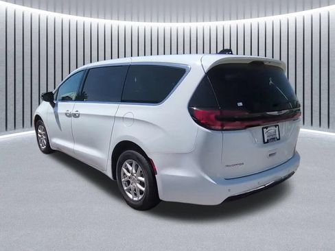 Used 2024 Chrysler Pacifica Touring-L FWD image 6
