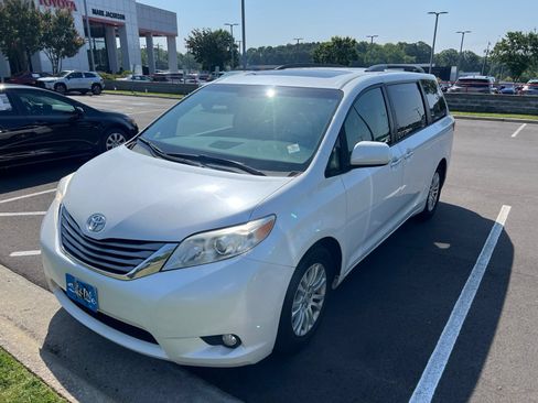 Used 2015 Toyota Sienna XLE Premium FWD image 16