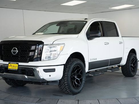 Used 2021 Nissan Titan SV w/ SV Convenience Package AWD/4WD image 3