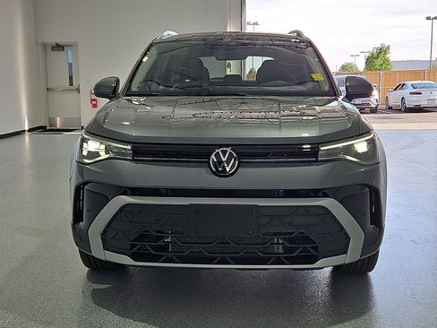 Certified 2025 Volkswagen Taos SE FWD image 8