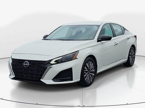 Used 2025 Nissan Altima 2.5 SV FWD image 11