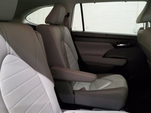 Used 2020 Toyota Highlander XLE AWD/4WD image 22