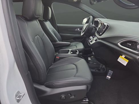 New 2026 Chrysler Pacifica Select image 33