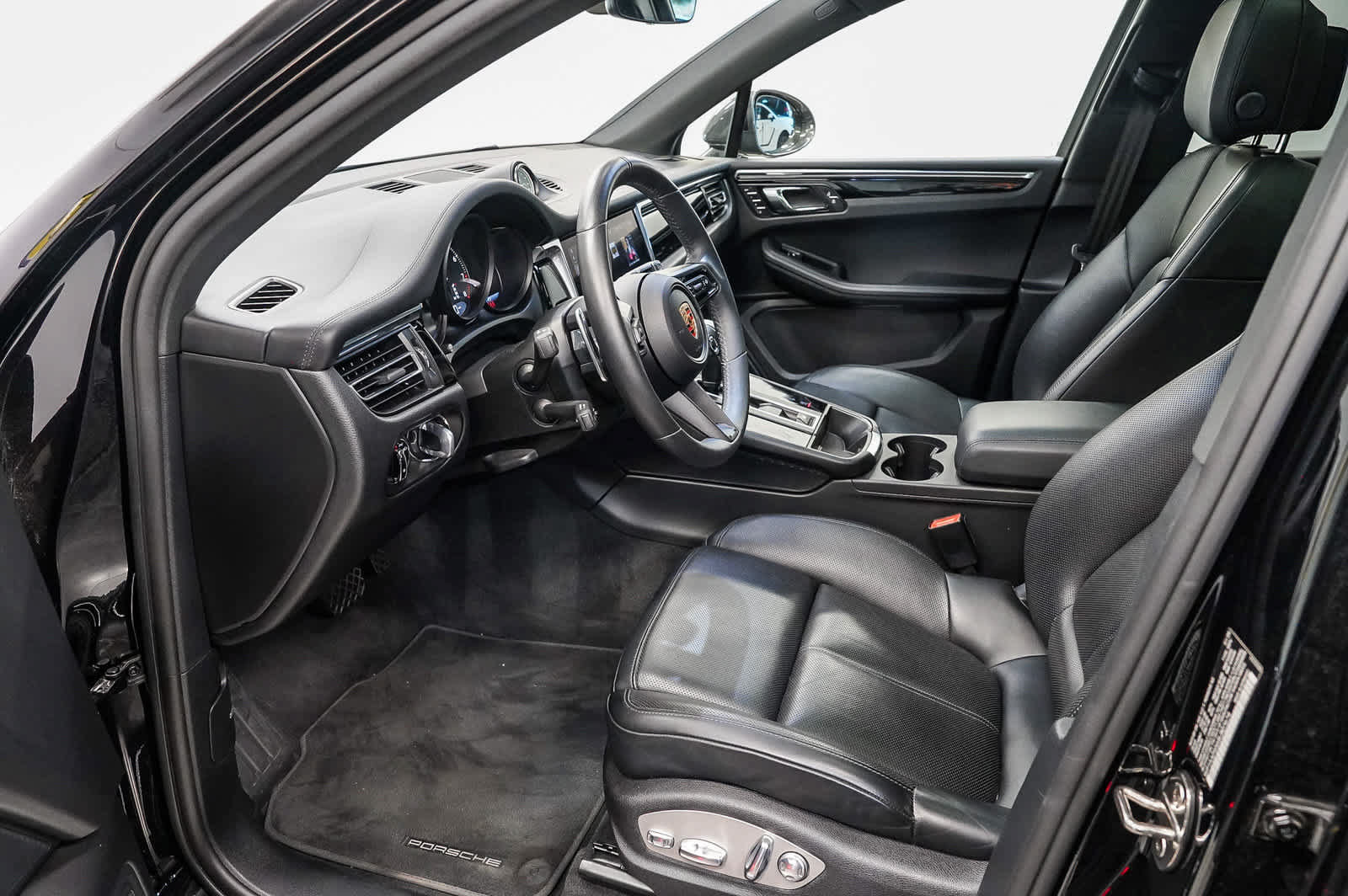 Used 2025 Porsche Macan Turbo AWD/4WD image 18