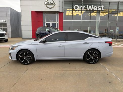 Used 2023 Nissan Altima 2.5 SR w/ SR Premium Package image 2