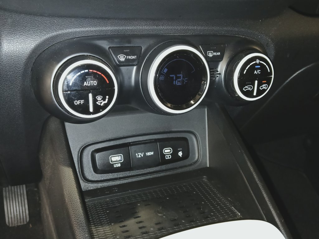Used 2024 Hyundai Venue Limited FWD image 19
