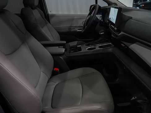 Used 2025 Toyota Sienna XLE w/ XLE Plus Package image 19