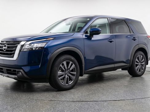 Used 2025 Nissan Pathfinder SV FWD image 3