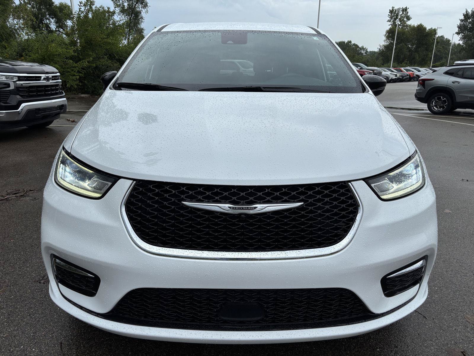 Used 2025 Chrysler Pacifica Select FWD image 6
