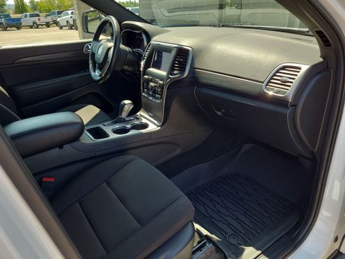 Used 2021 Jeep Grand Cherokee Laredo image 32