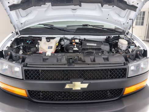 Used 2018 Chevrolet Express 3500 w/ Cold Climate Package RWD image 26