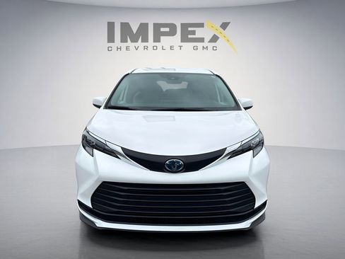 Used 2025 Toyota Sienna LE FWD image 8