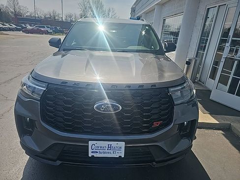 Used 2025 Ford Explorer ST image 3