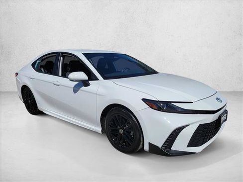 Used 2025 Toyota Camry SE image 3